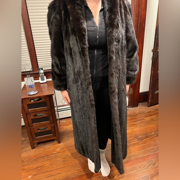 Classic full length black mink coat, excellent condition, 4 hook enclosures - Picture 7 of 11